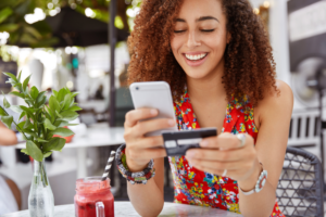 Pessoa usando celular para economizar dinheiro com apps de cashback e renda extra, representando dicas de economia rápida no dia a dia.