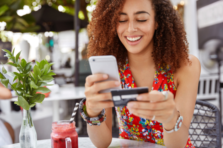 Pessoa usando celular para economizar dinheiro com apps de cashback e renda extra, representando dicas de economia rápida no dia a dia.