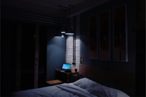 Pessoa praticando hábito noturno de leitura antes de dormir para começar o domingo com leveza