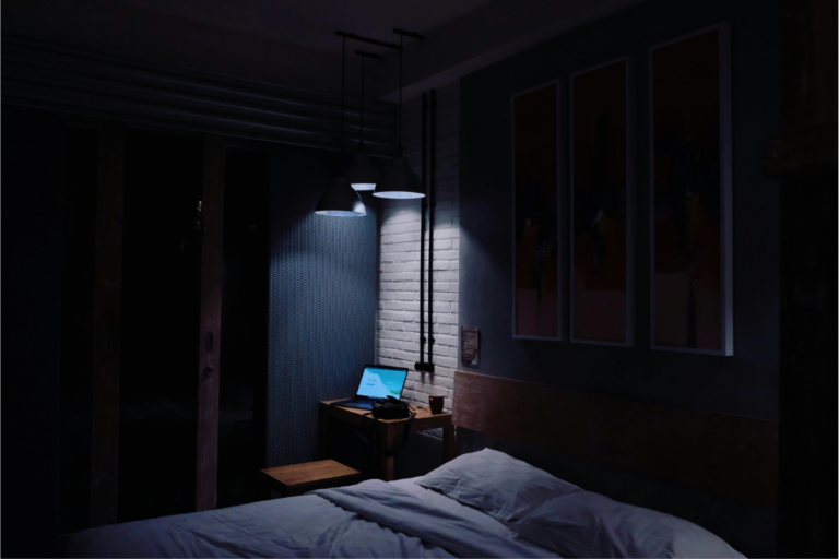 Pessoa praticando hábito noturno de leitura antes de dormir para começar o domingo com leveza