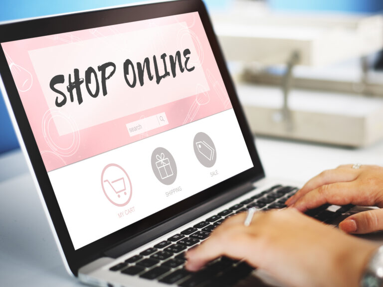 Vendedor usando notebook com logos de Shopee, Amazon, Mercado Livre e Magalu na tela.