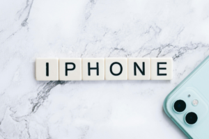 Imagem ilustrando o significado do iPhone com a letra “i” em destaque, representando internet, identidade e inovação.