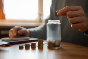 Pequenos hábitos fazem grande diferença: guardar moedas diariamente é um exemplo simples de economia consciente.